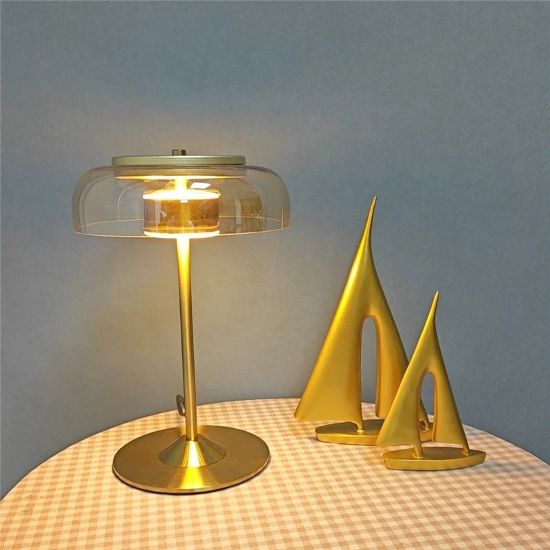 lampe de créateurs sur une table
