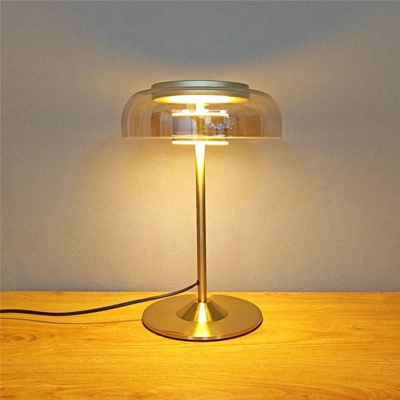 lampe de créateurs sur une table 1
