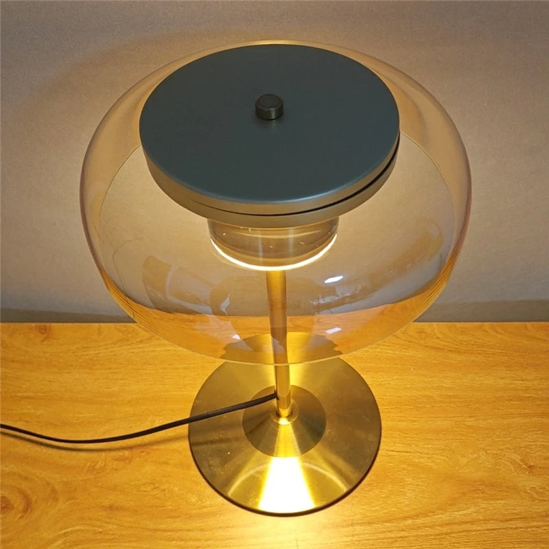 lampe de créateurs sur une table 2