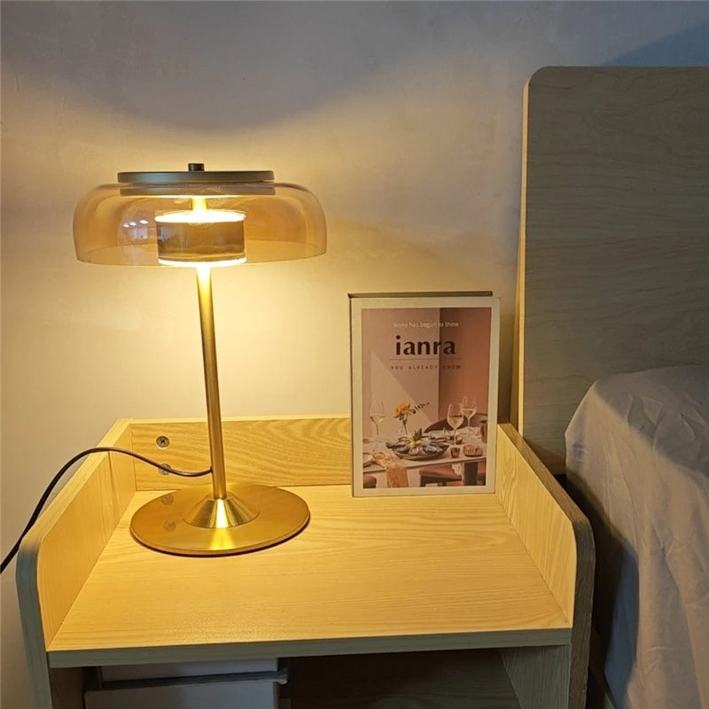 lampe de créateurs sur une table 3