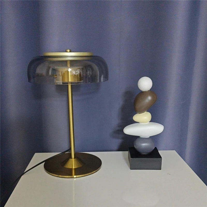 lampe de créateurs sur une table 4