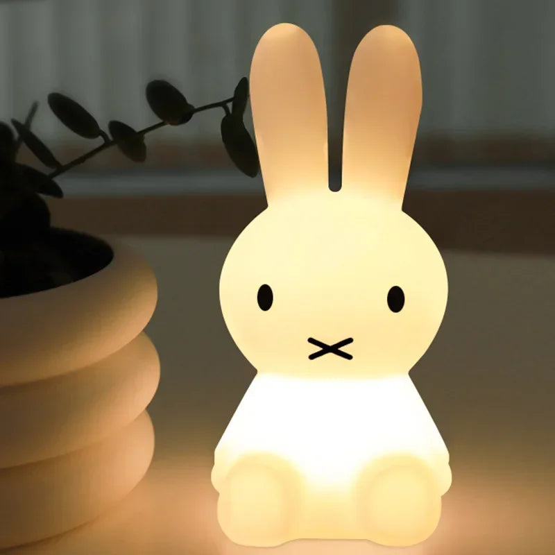 lampe joyeuses sur une table